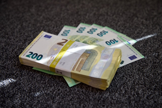 fajo de billetes de 200 euros. Segunda oportunidad