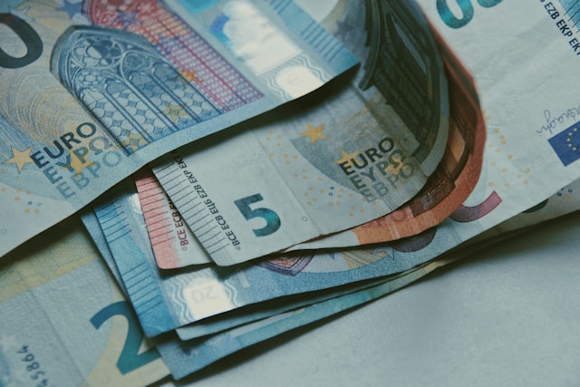 billetes de euro en una mnesa, eliminar deudas